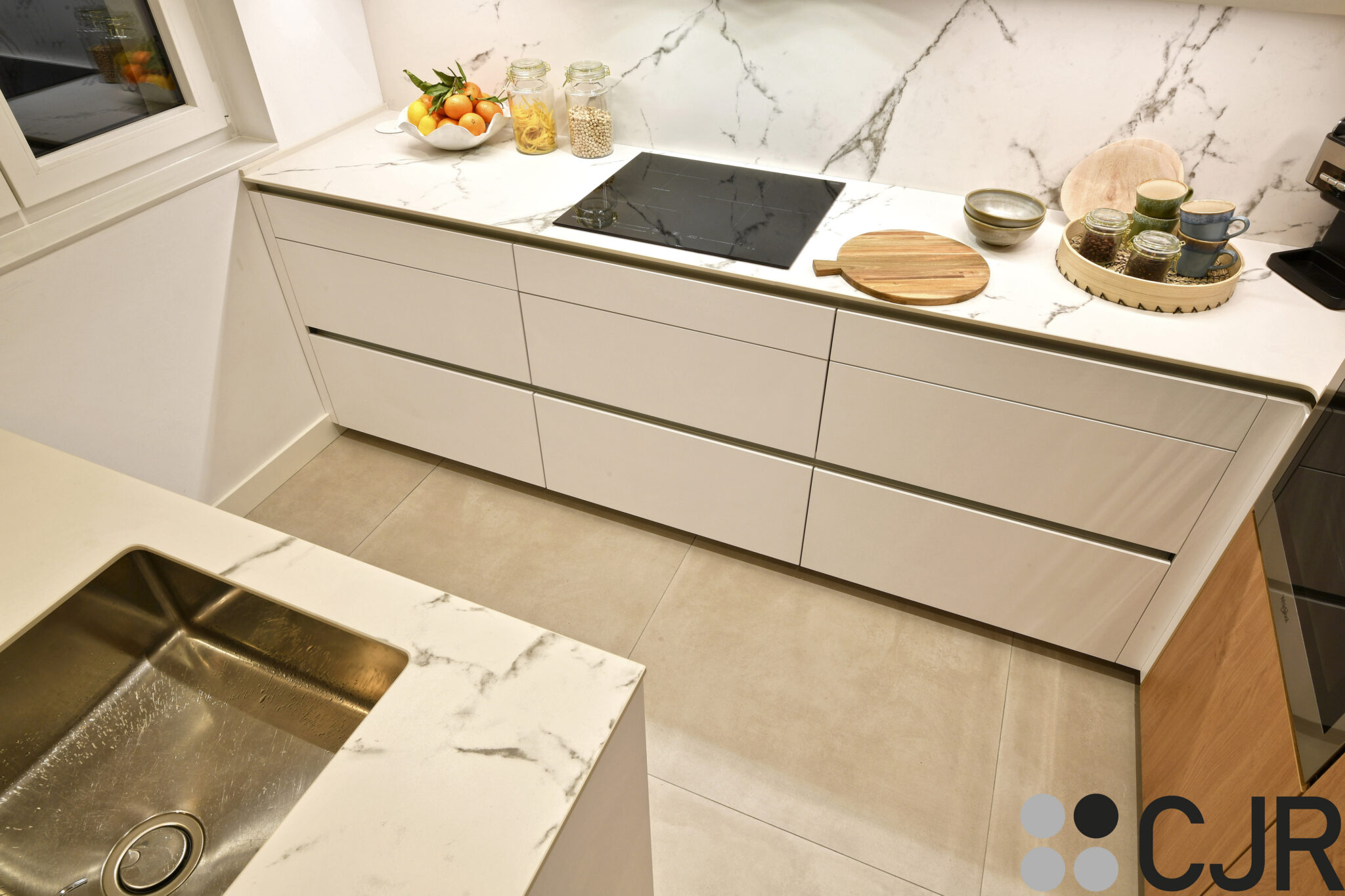 Cocina pequeña blanca y madera con peninsula Dekton Kairos CJR