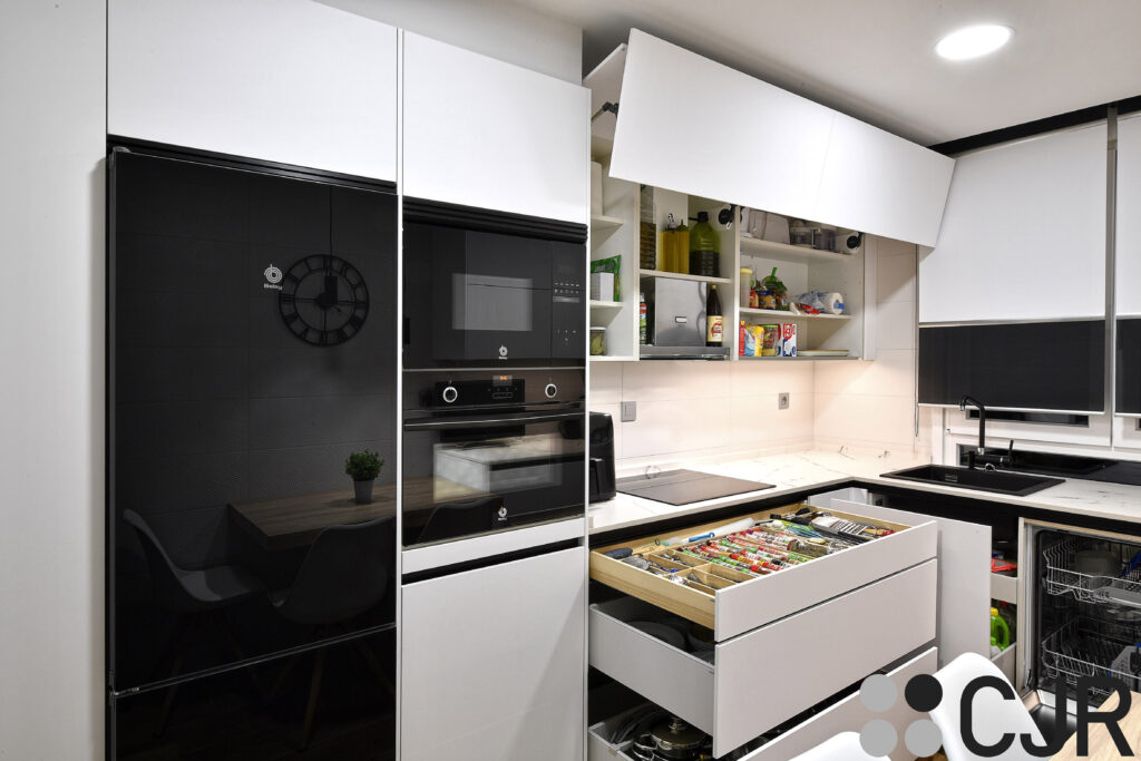 Cocina pequeña blanca dekton kairos en U con mesa CJR Cocinas CJR Santos