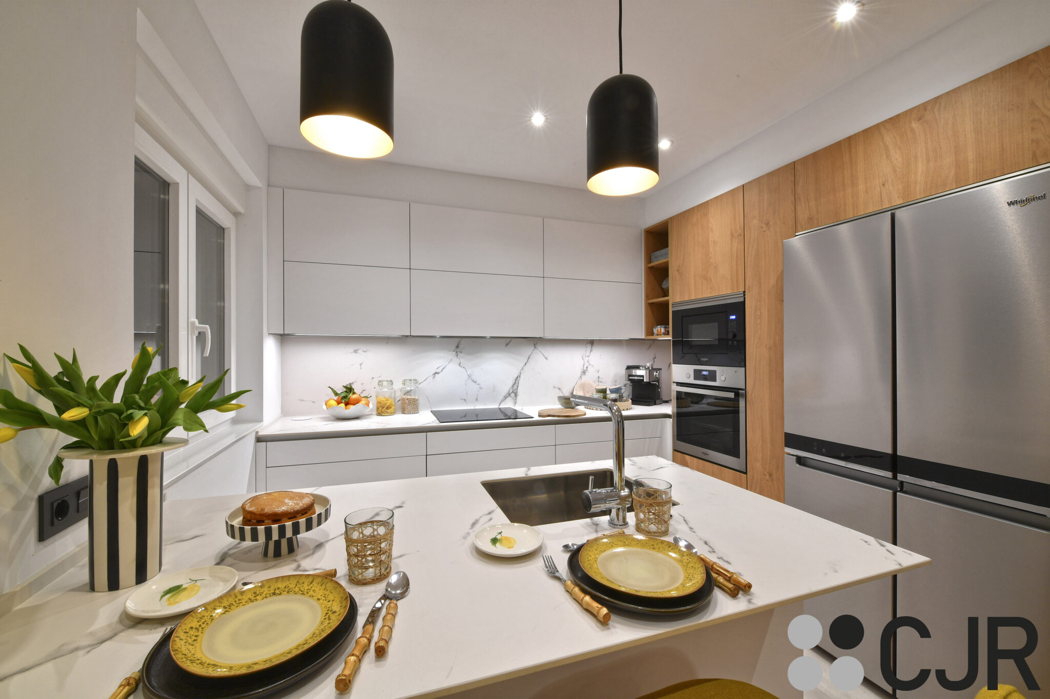 Cocina Peque A Blanca Y Madera Con Peninsula Dekton Kairos Cjr