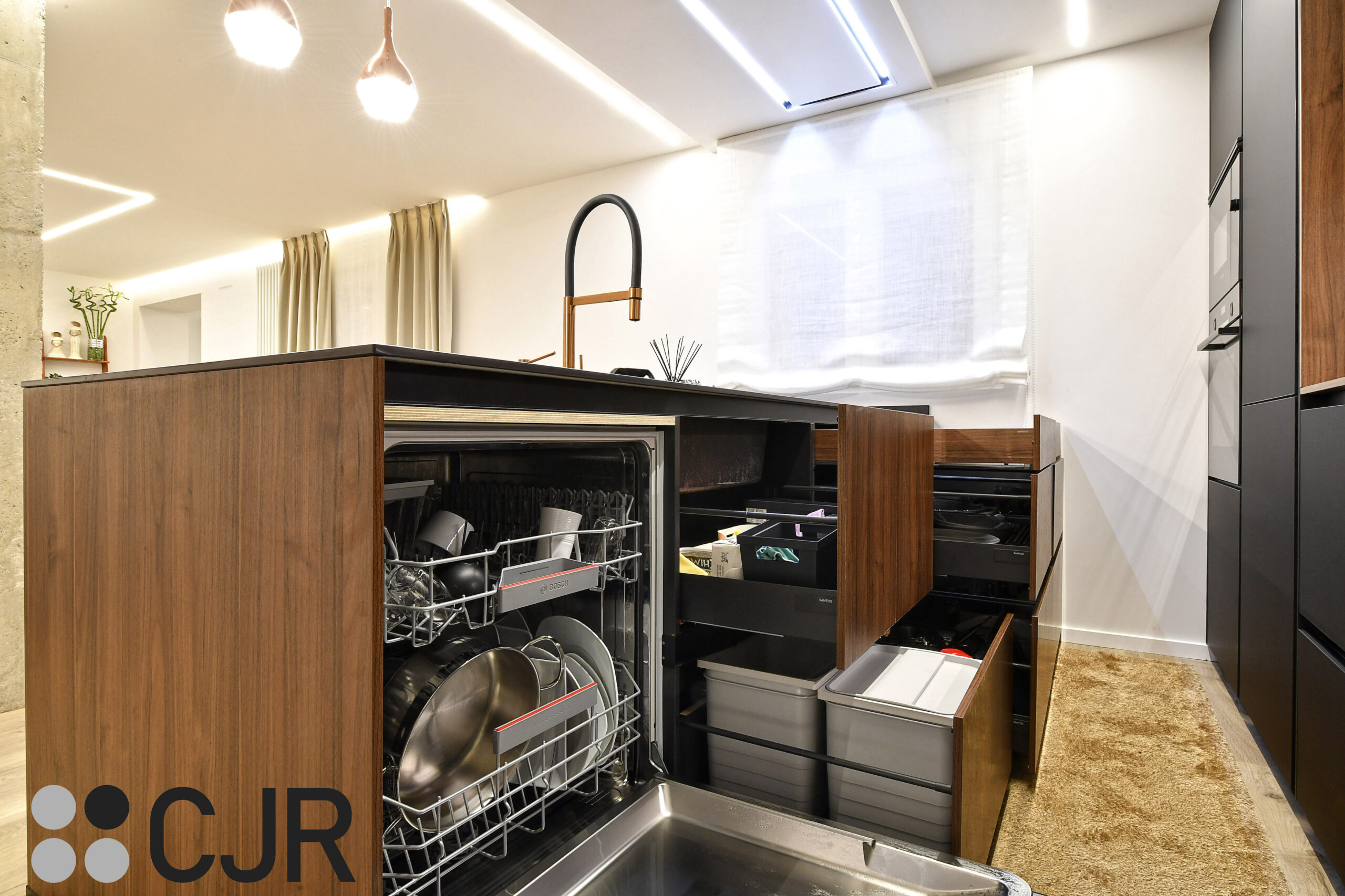 lavavajillas integrado en cocina negra y madera abierta al salon cjr
