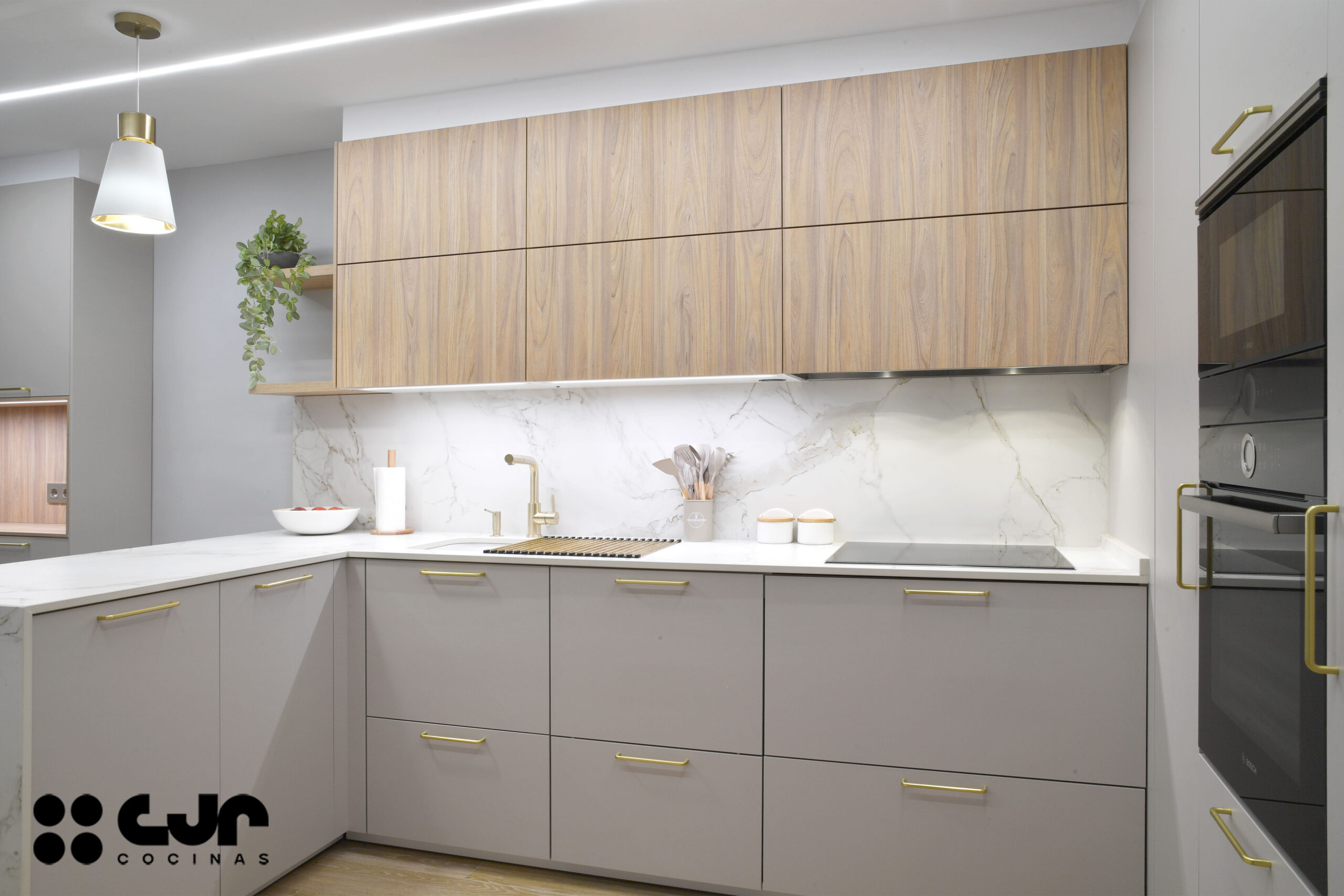 Cocina cashmere y madera en L con peninsula cocinas cjr