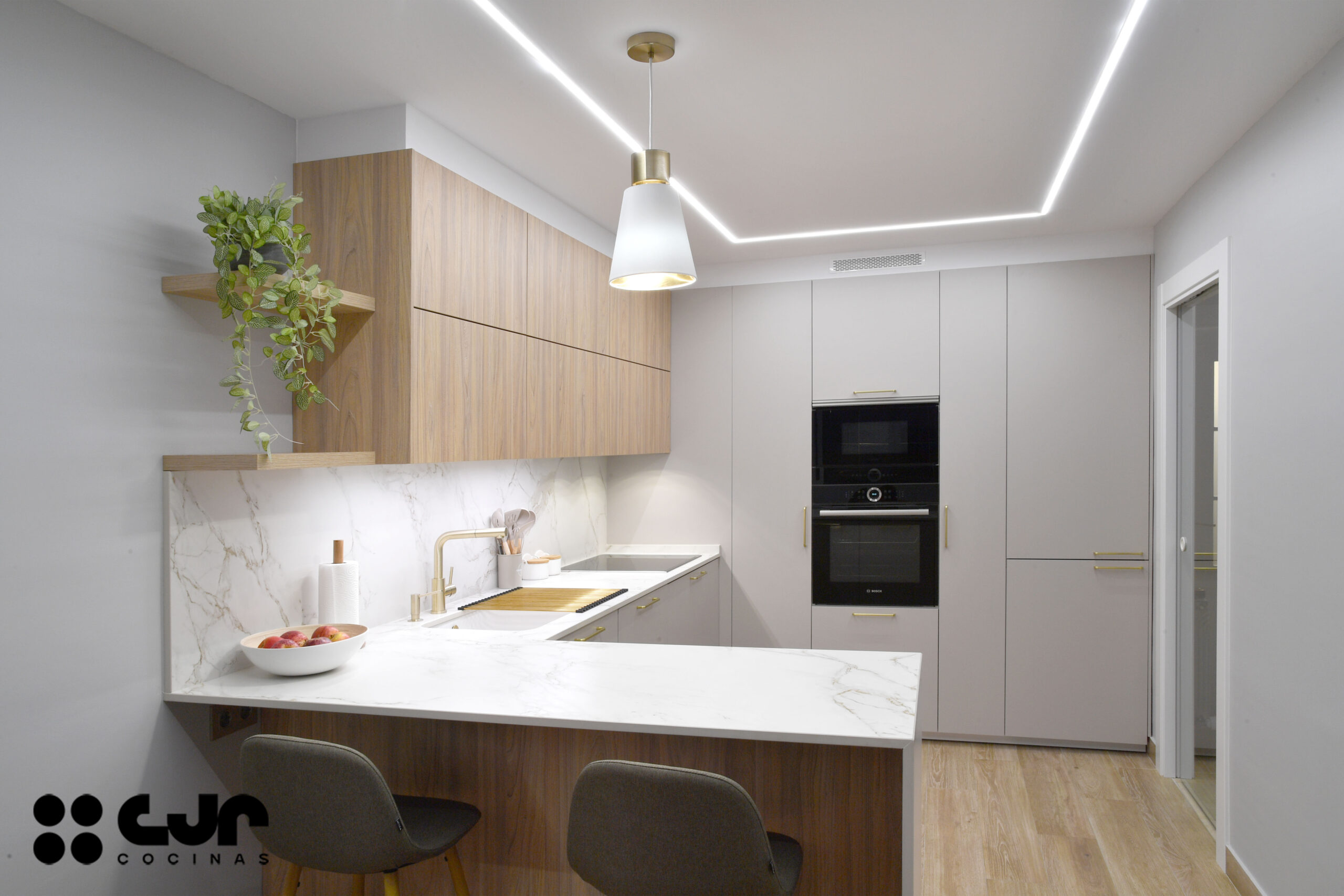 Cocina cashmere y madera en L con peninsula cocinas cjr