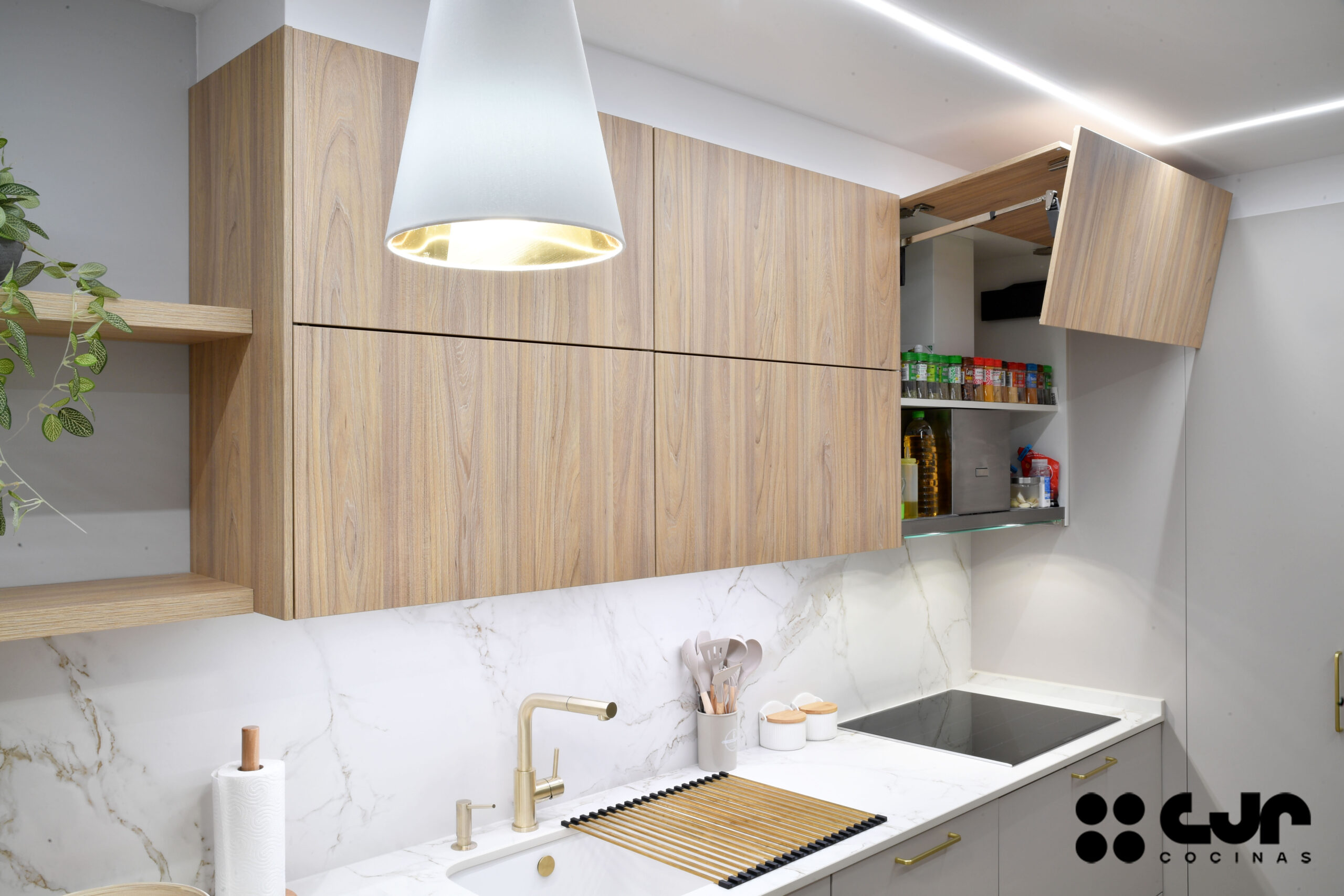 Cocina cashmere y madera en L con peninsula cocinas cjr