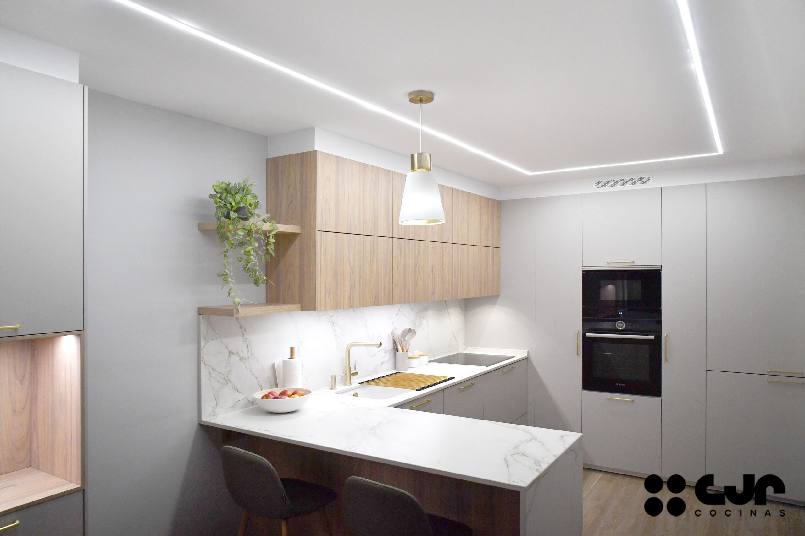 Cocina cashmere y madera en L con peninsula cocinas cjr